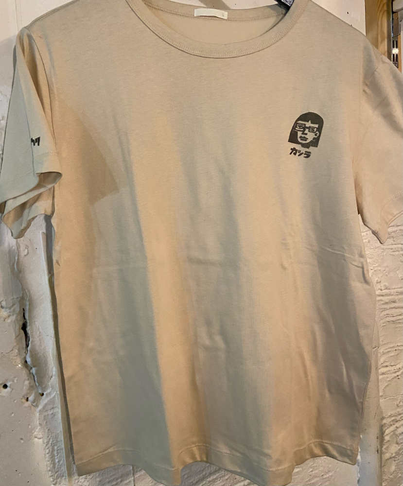 毛利桂 : Tシャツ（ナチュラル/ベージュ + 黒色スタンプ）