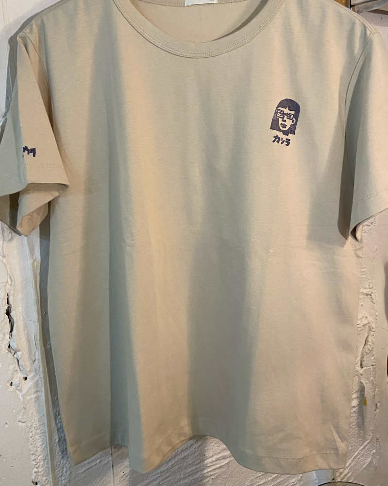 毛利桂 : Tシャツ（ナチュラル/ベージュ + 紺色スタンプ）